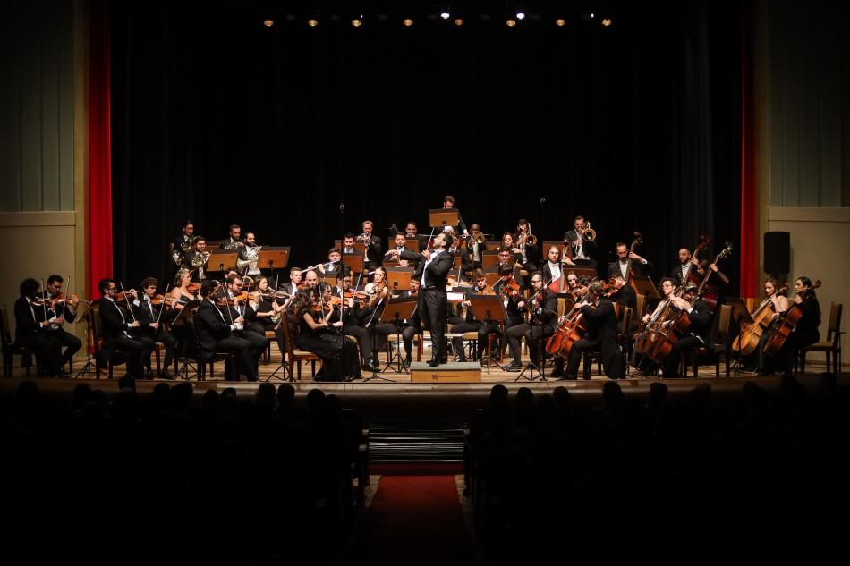 Orquestra Blumenau Filarmônica faz concerto gratuito no Teatro Carlos Gomes