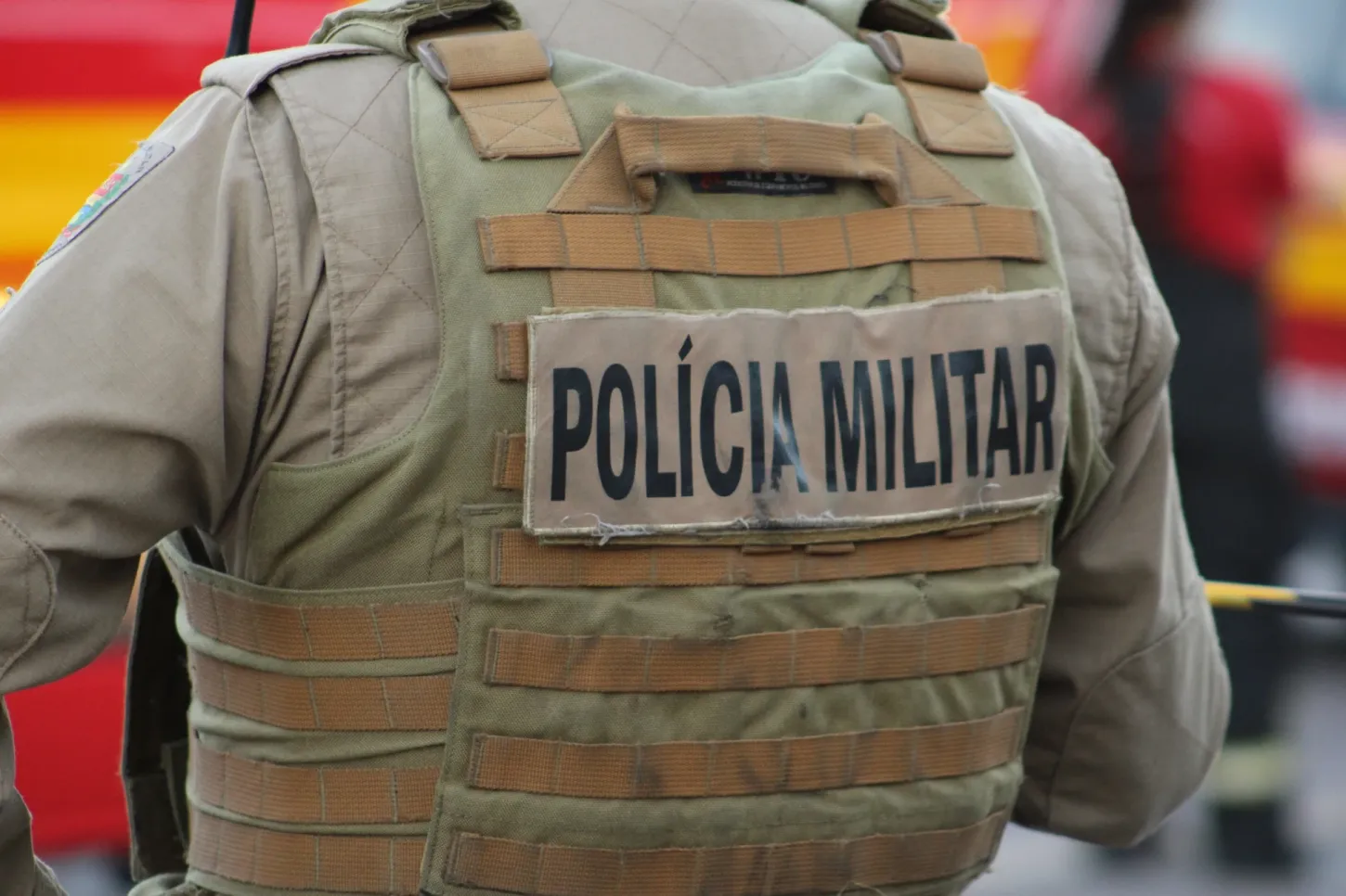 Perseguição policial termina com apreensão de menor e drogas em Timbó