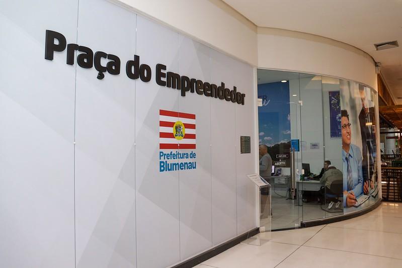 Praça do Empreendedor auxilia MEIs a regularizar débitos com o Governo Federal