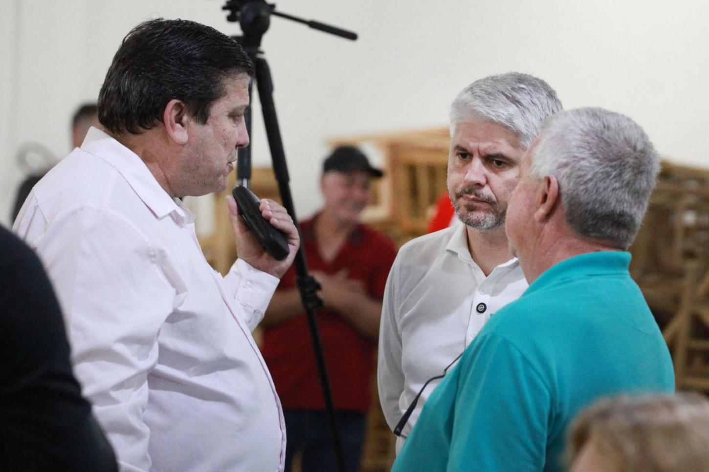 Sessão itinerante da Câmara celebra entrega de obras e ouve demandas da comunidade da Itoupava Central