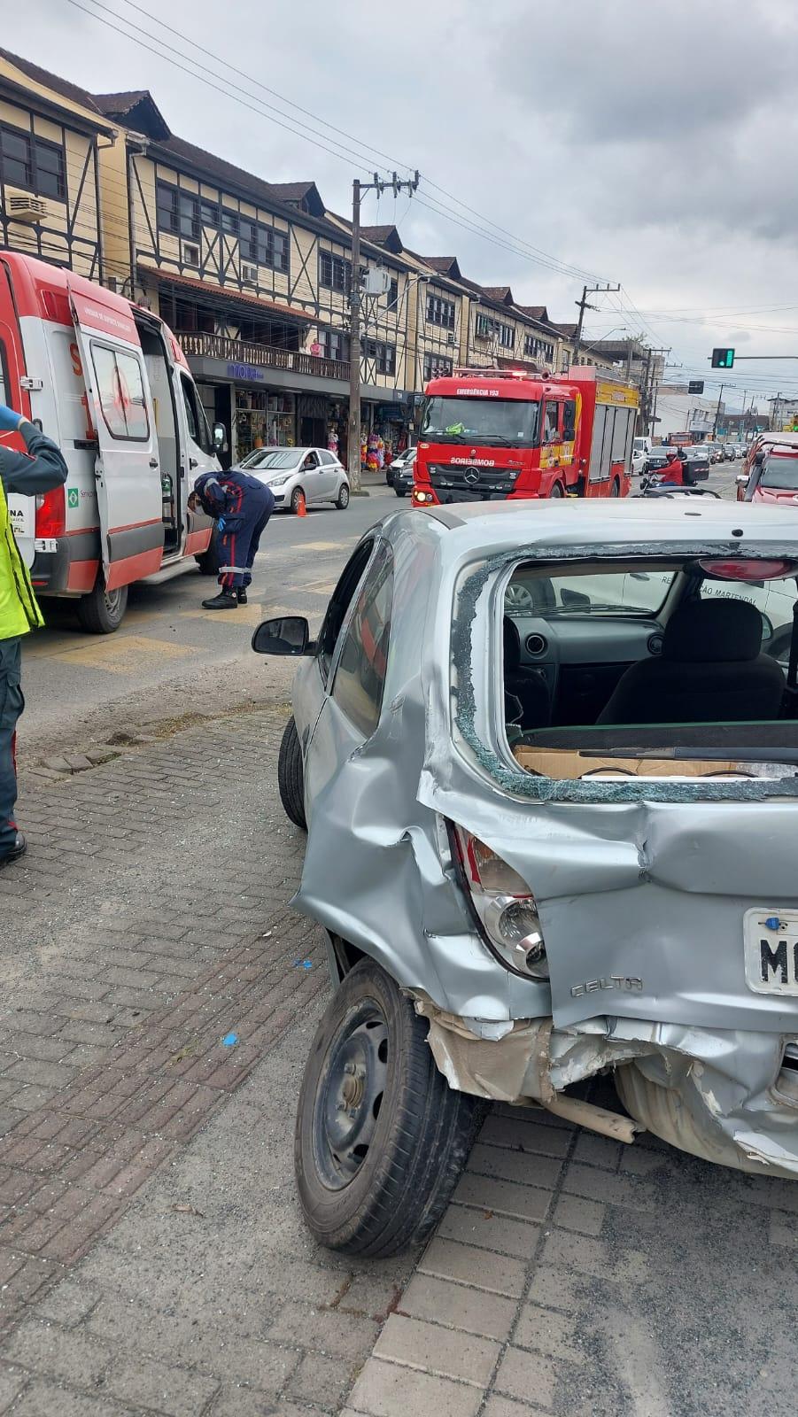 Acidente entre ambulância do SAMU e carro deixa motorista ferido em Blumenau