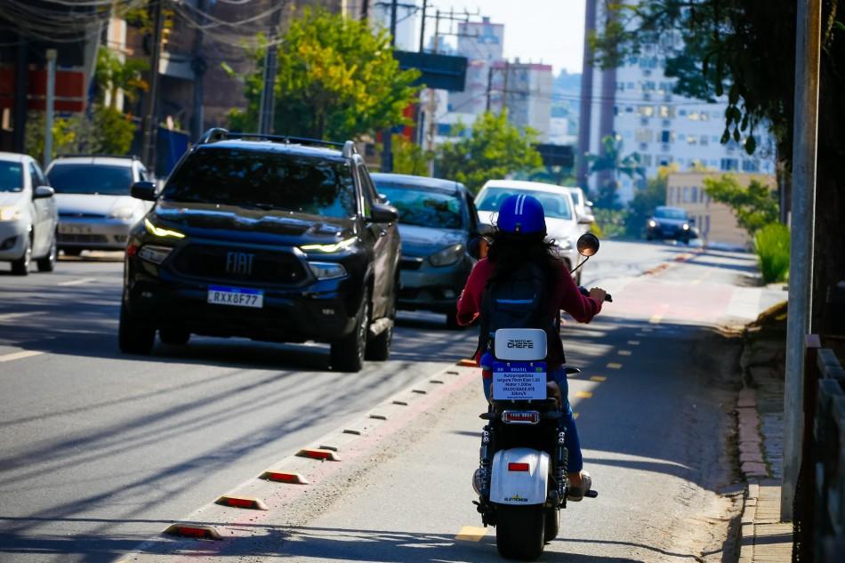 Blumenau testa plataforma gratuita para condutores de patinetes elétricos e autopropelidos.
