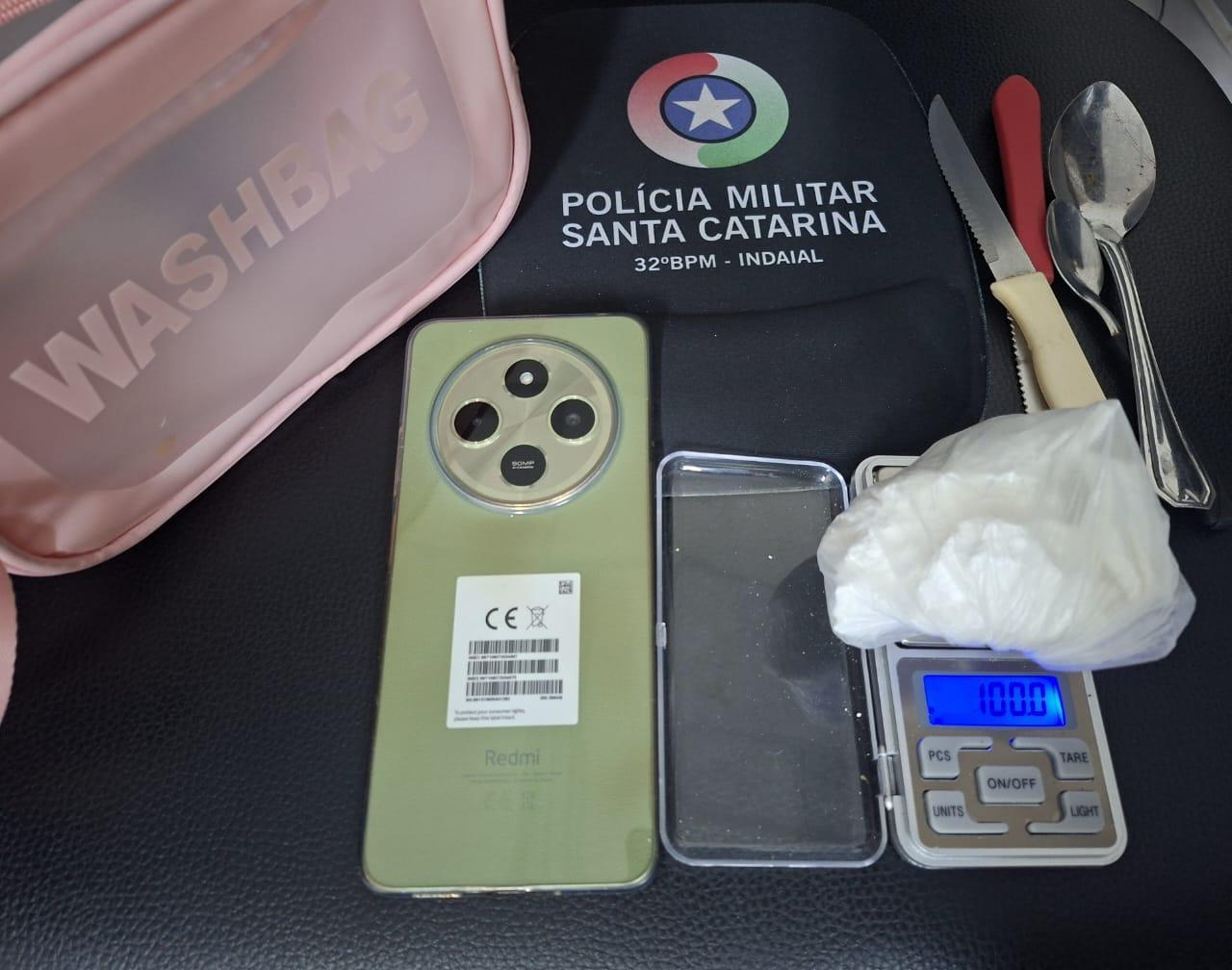 Bolsa com drogas, balança de precisão e celular é encontrada em área de mata em Indaial