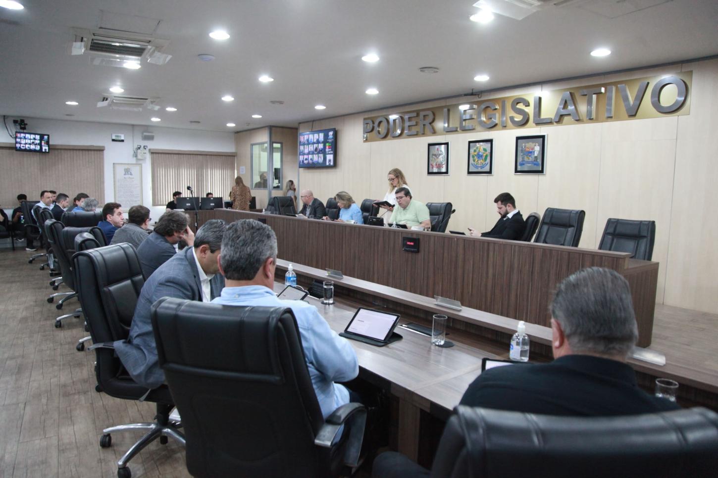 Câmara aprova autorização para viagem oficial do prefeito à Europa