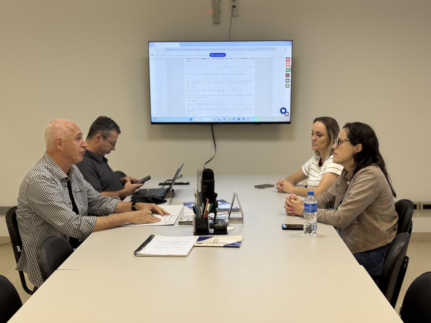 Comissão Especial para análise de propostas de Emenda à Lei Orgânica de Timbó realiza primeira reunião