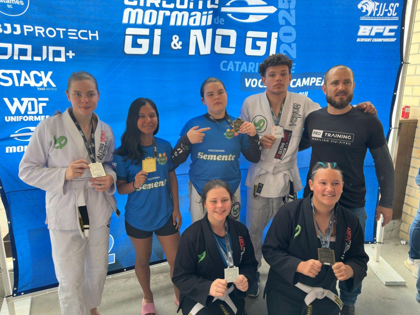 Equipe do Programa Semente conquista 18 medalhas na 5ª Copa Mormaii de Jiu-Jitsu .