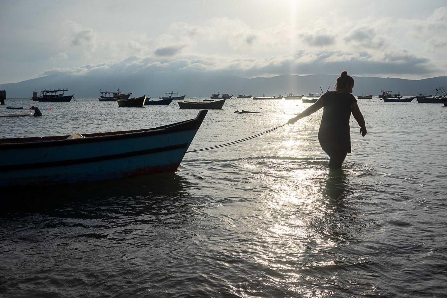 Fotolivro dá visibilidade às mulheres da comunidade pesqueira de Bombinhas