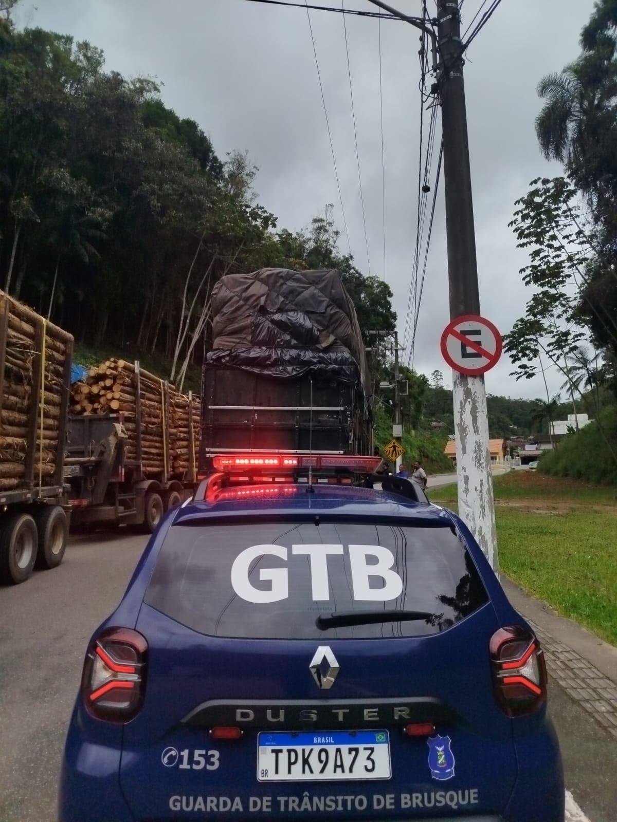 Caminhão com carga acima da altura permitida é interceptado pela Guarda de Trânsito em Brusque