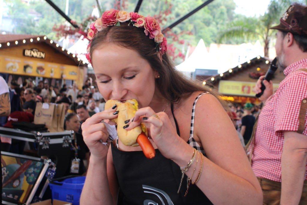 Concurso de comedores de Bratwurst celebra mais uma edição cheia de sabor e emoção na 40ª Oktoberfest Blumenau