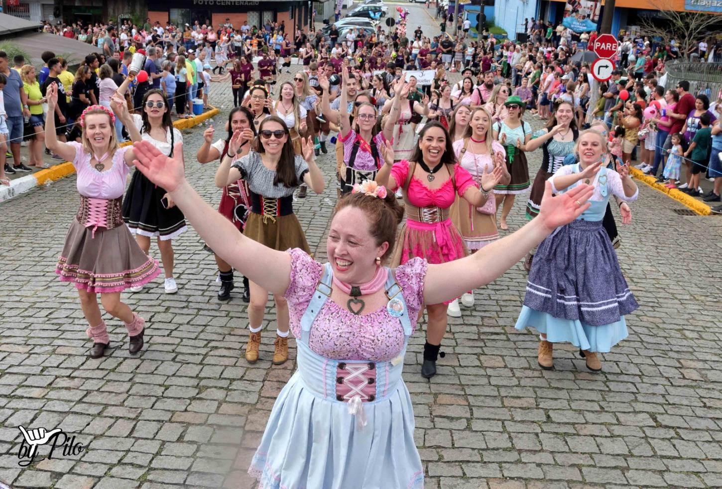 Desfile de aniversário de Timbó: Mueller participa com jingle que celebra tradição e raízes da marca