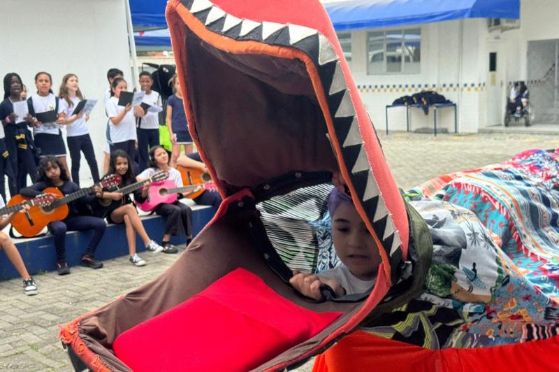 ESPETÁCULO DO BOI DE MAMÃO EMOCIONA E VALORIZA A CULTURA POPULAR NAS ESCOLAS DE ITAJAÍ
