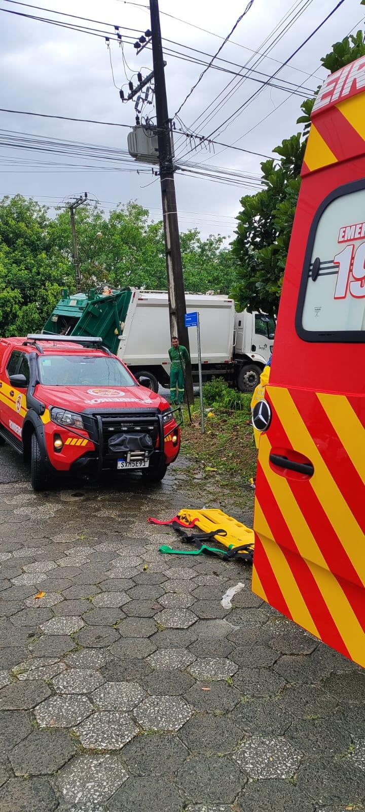 Gari fica ferido após ser prensado por caminhão contra poste em Gaspa