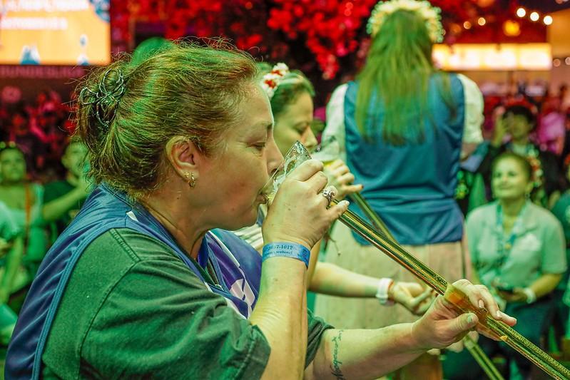 Homens e mulheres desafiam a sede na brincadeira do chope em metro na 40ª Oktoberfest Blumenau