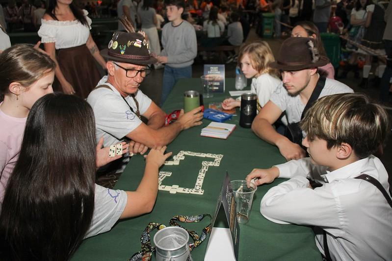Noite dos gincaneiros e dos grupos de Stammtisch celebra o espírito de amizade na 40ª Oktoberfest