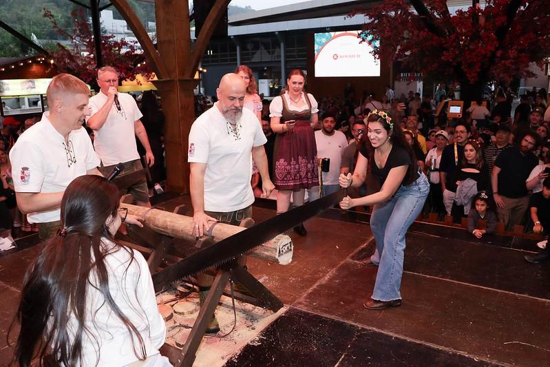 Prova do Serrador testa habilidade de visitantes na Oktoberfest Blumenau