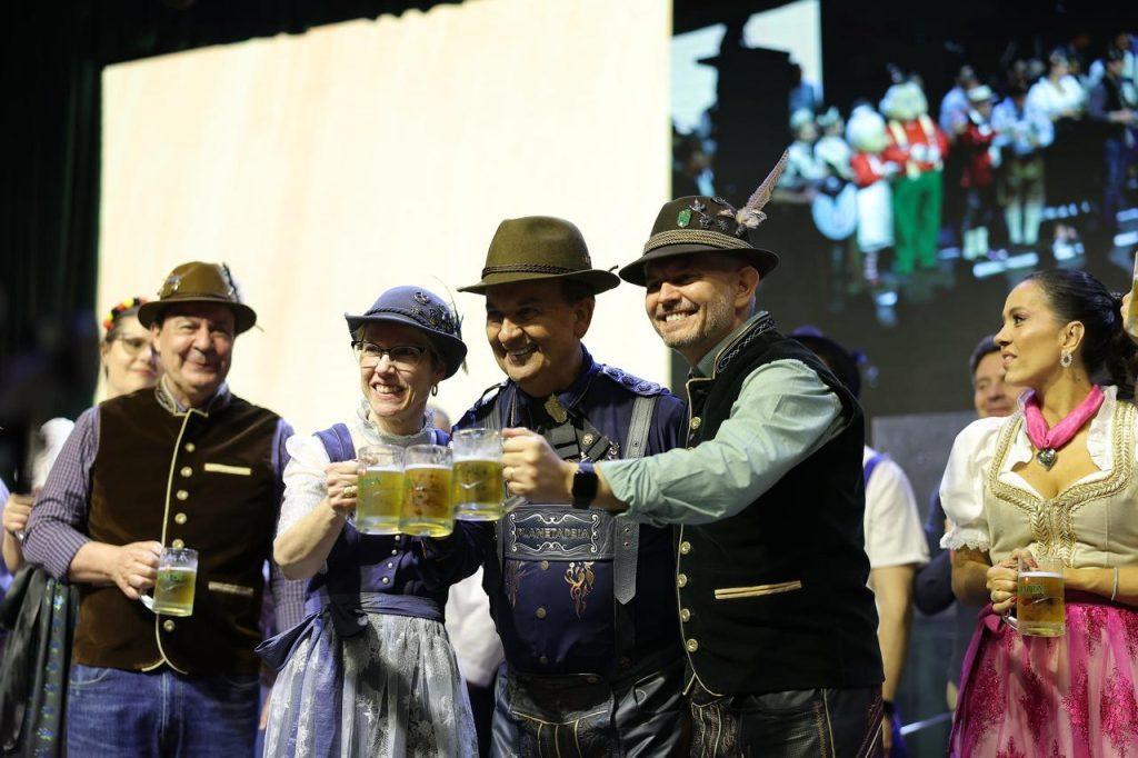 Sangria do barril marca o início da 40ª Oktoberfest Blumenau