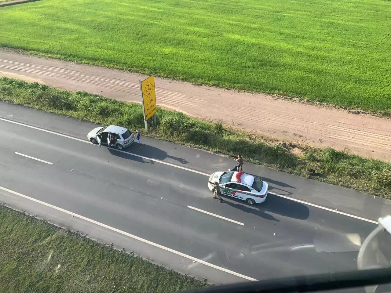 Três criminosos roubam carro em Navegantes e são interceptados pela PM após perseguição na BR-470