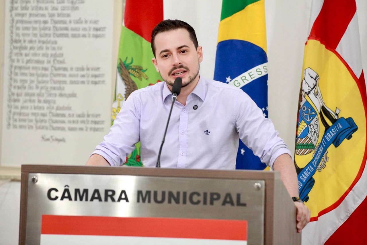 Aprovada Lei de Jean Volpato que obriga agressores a custear tratamento veterinário em Blumenau.