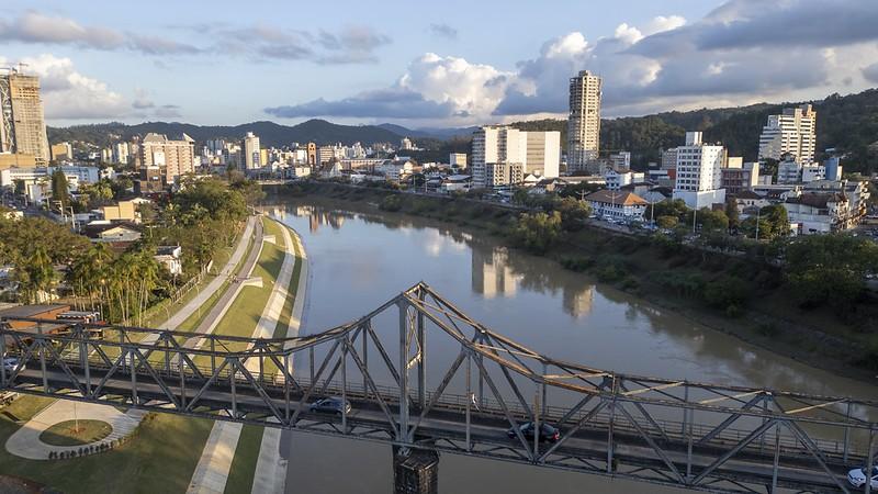 Blumenau mantém saldo positivo na geração de empregos pelo nono mês seguido.