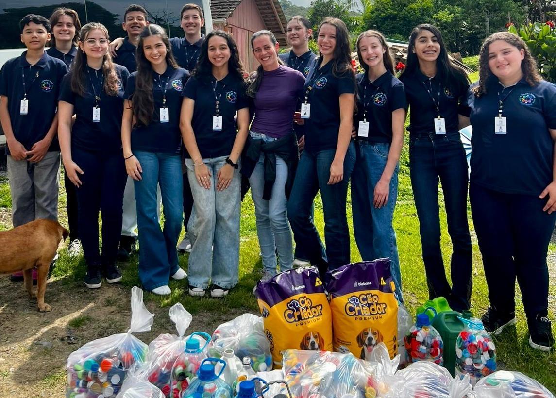 Câmara Mirim visita o Sítio Dona Lúcia e entrega doações de ração e tampinhas