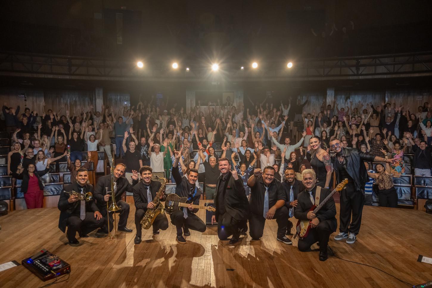 Cantor Bonato emociona público com o espetáculo “Love In Concert” em Balneário Camboriú