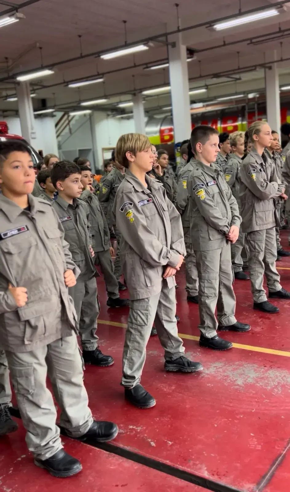 CORAGEM E ESPERANÇA: Pais Acampam Dia e Noite em Frente ao Quartel dos Bombeiros de Indaial em Busca de Vagas na Escola Cívico-Militar