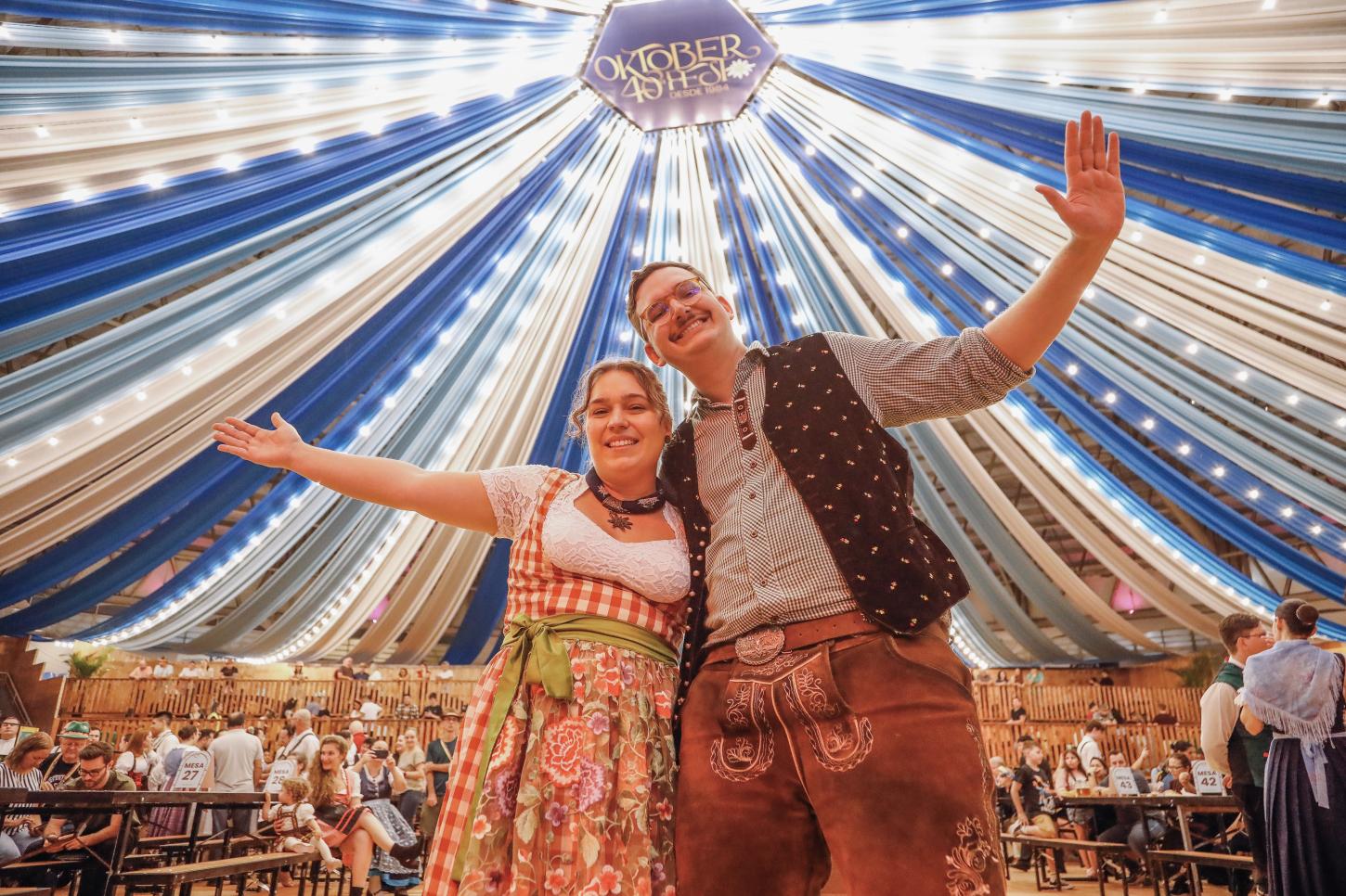 Criadores de conteúdo de Blumenau (SC) mostram Oktoberfest para todo o Brasil pelas redes sociais do Ministério do Turismo