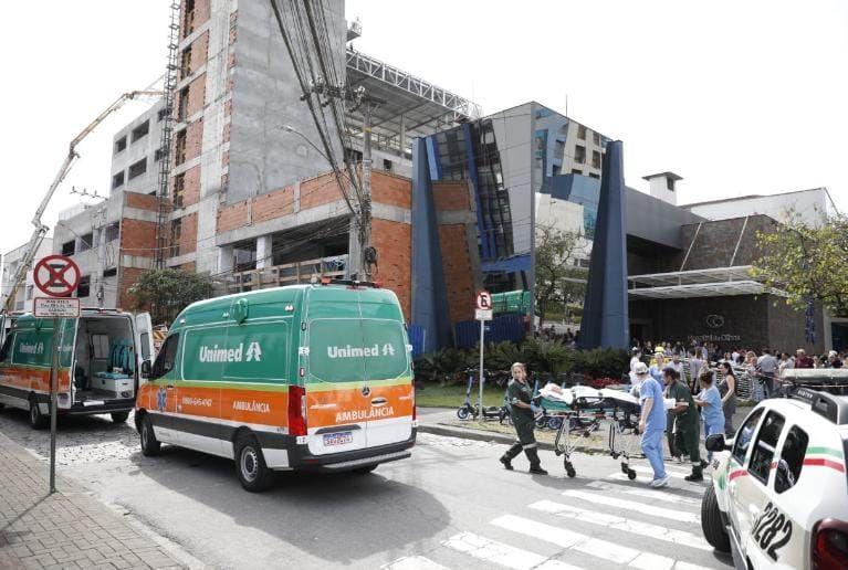 Desabamento em obra de hospital no Centro de Blumenau deixa um morto e vários feridos; estrutura corre risco de colapso