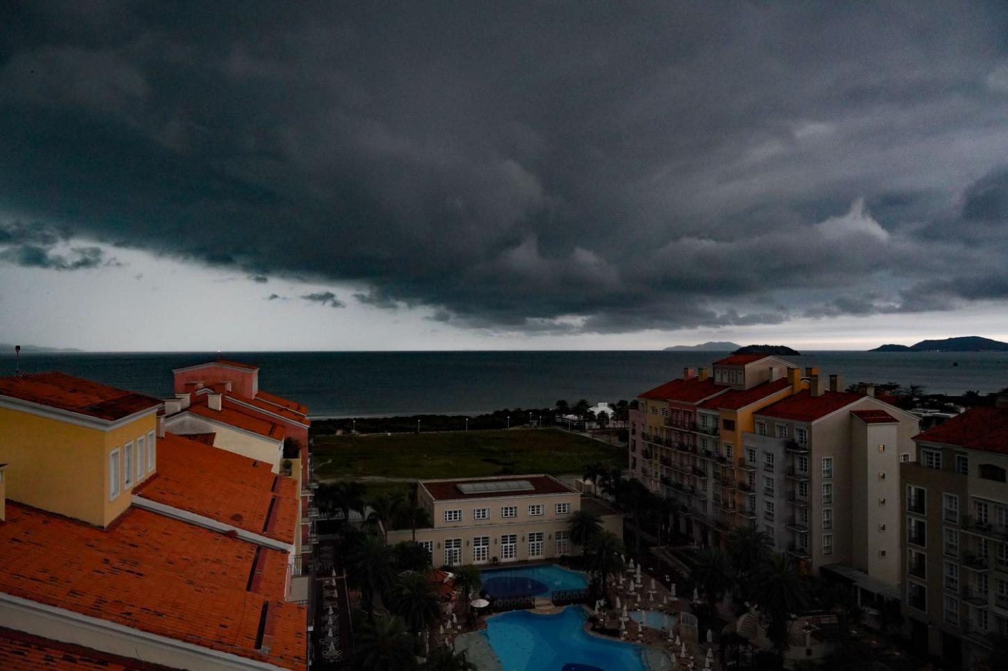 Frente fria e Ciclone Extratropical provocam temporais, ventos fortes e mar agitado em Santa Catarina