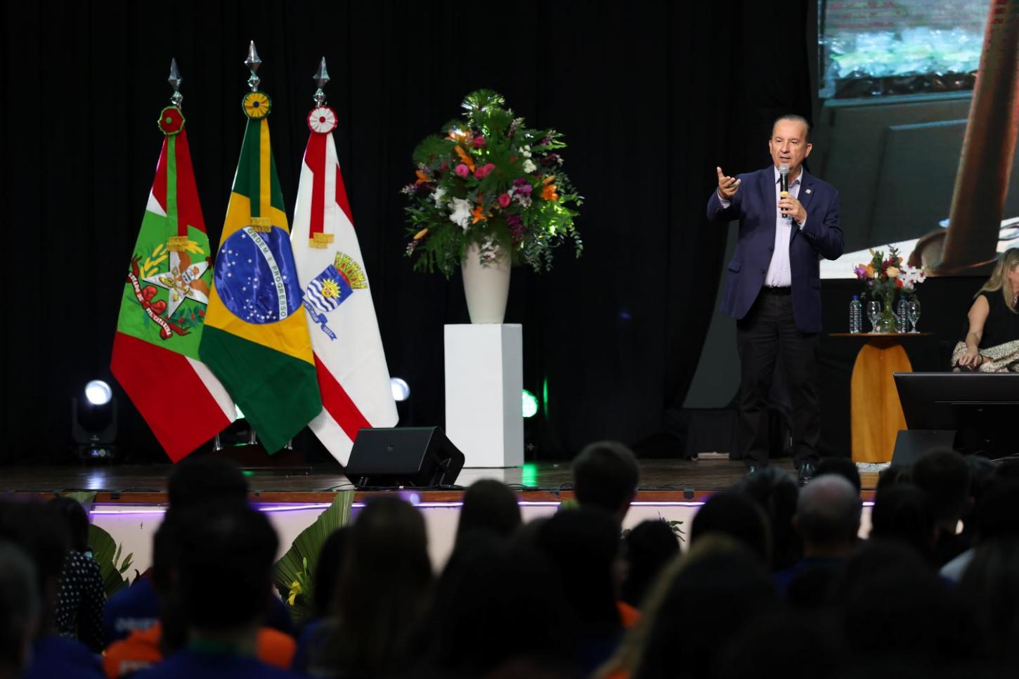 Governador participa da abertura de feira que reúne projetos de ciência e tecnologia de alunos da rede estadual de ensino