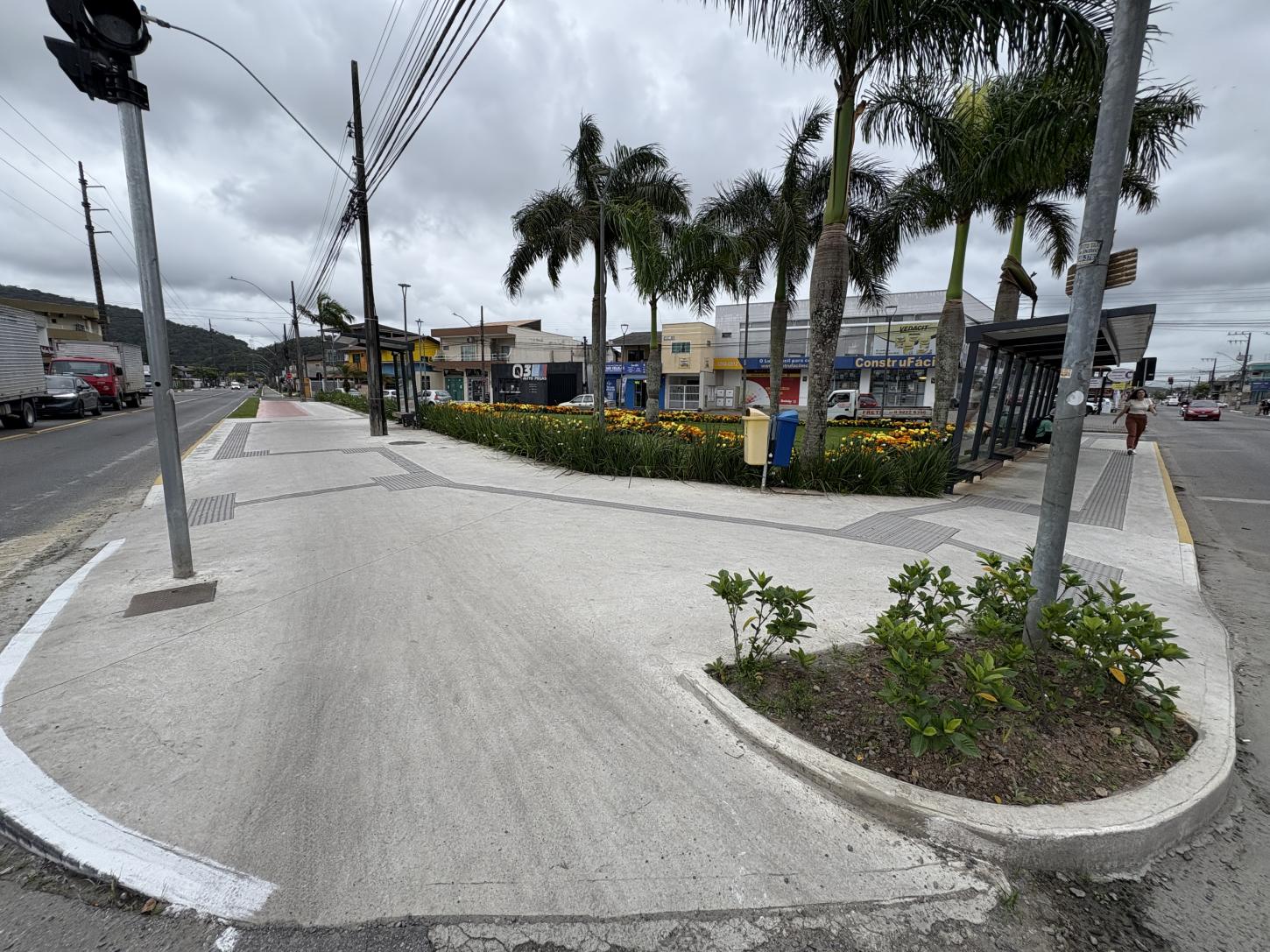 NOVAS CALÇADAS GARANTEM ACESSIBILIDADE NOS ABRIGOS DE ÔNIBUS DE MAIOR CIRCULAÇÃO DE PESSOAS