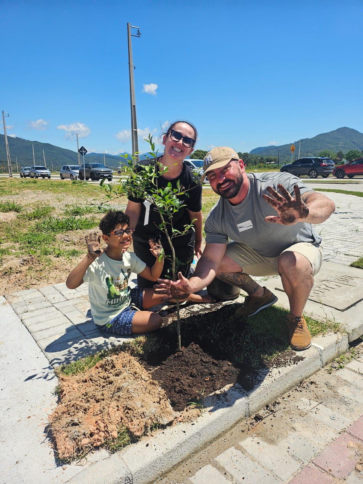 PLANTIO DE MUDAS MARCA NOVA ETAPA DE BAIRRO EM IMBITUBA