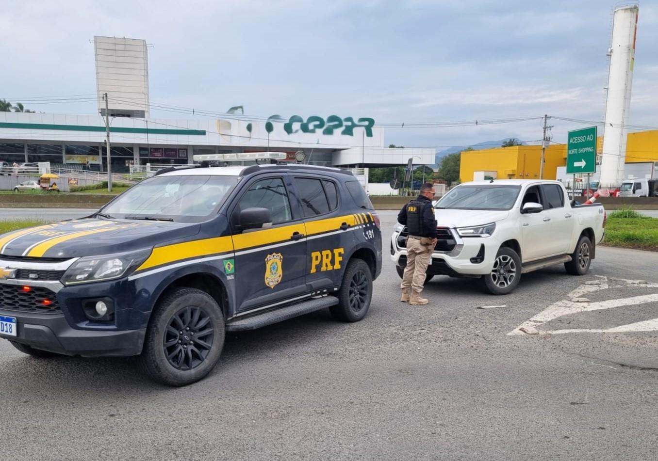 PRF recupera picape roubada que circulava clonada em Blumenau