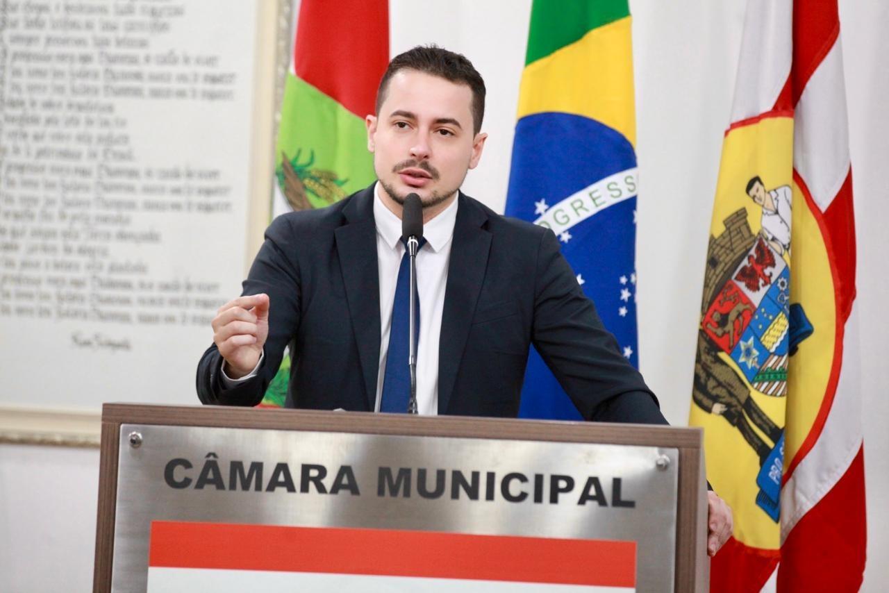 Vereador Jean Volpato protocola pedido de CPI do Macadame fantasma para investigar pagamentos de macadame em Blumenau
