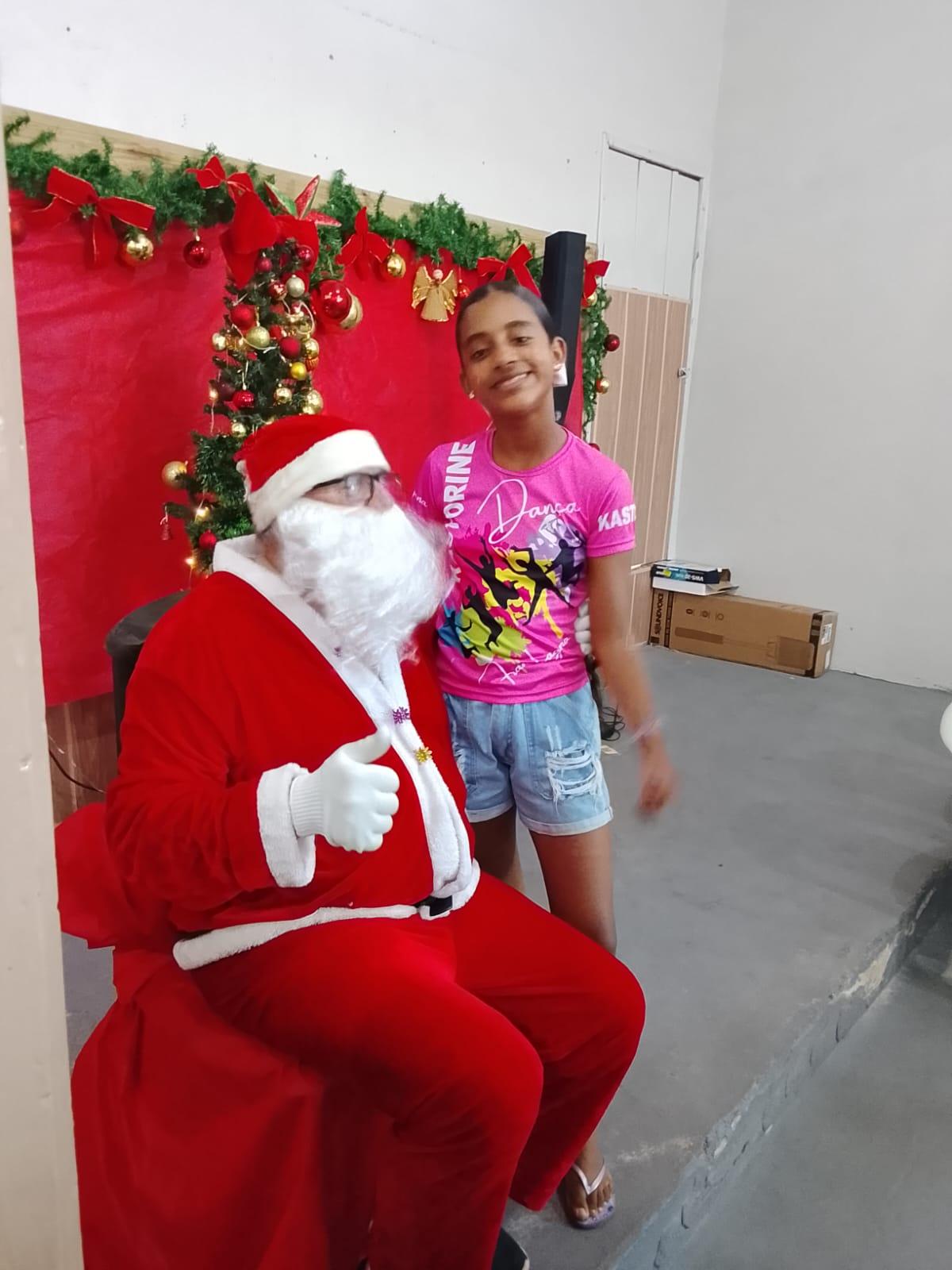 Ação comunitária leva Papai Noel e alegria às famílias da Rua Guilherme Poerner