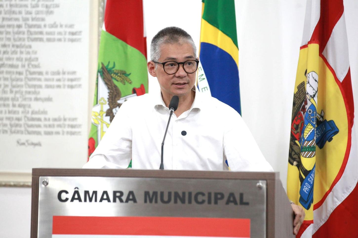 Ação popular de vereador Kato pede suspensão de pesquisa eleitoral paga pela Prefeitura de Blumenau