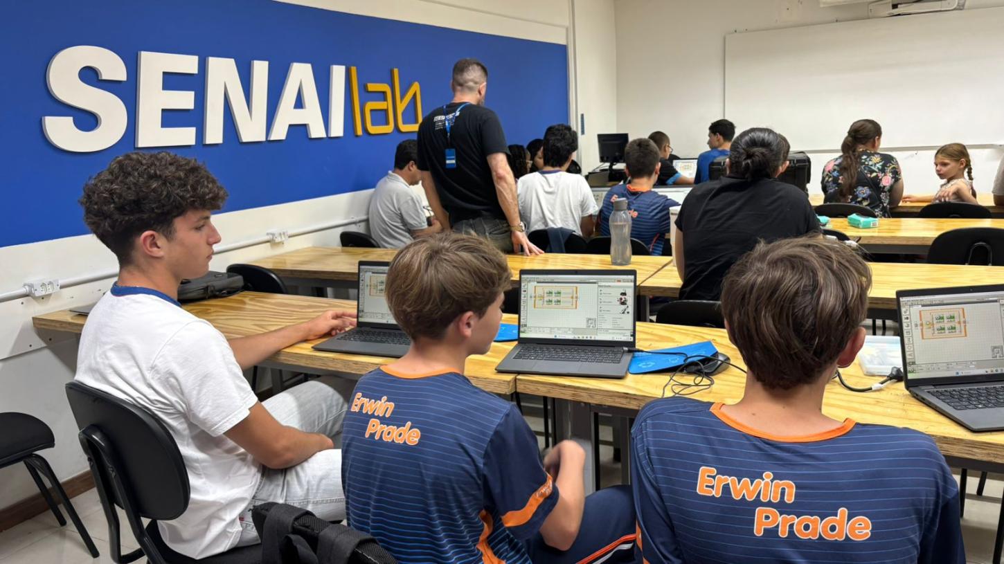 Alunos de Timbó concluem curso de mecatrônica com atividade prática