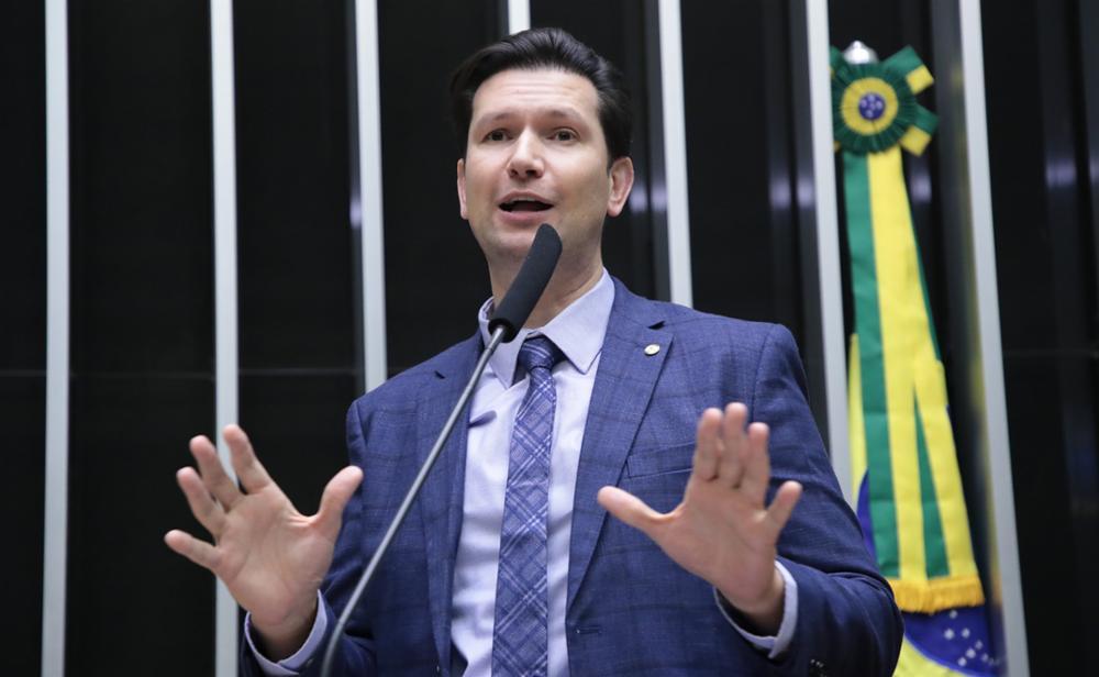 Câmara aprova aumento de impostos após sessão marcada por atropelo regimental, denuncia deputado Gilson Marques