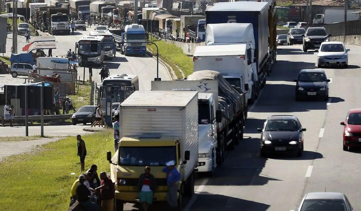 Caminhoneiros planejam parar o Brasil nesta semana; veja o que pode causar a greve