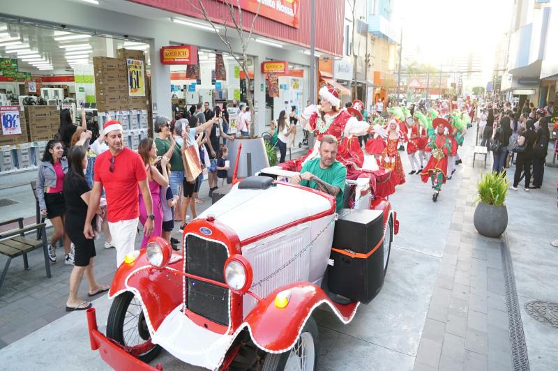 DOMINGO DE ATRAÇÕES NO NATAL ENCANTO DE ITAJAÍ