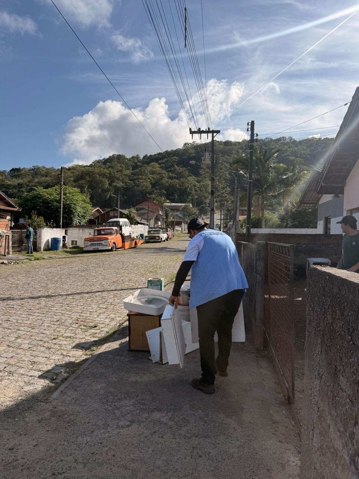 Mutirão de limpeza recolhe mais de uma tonelada de materiais no Loteamento Cipriano