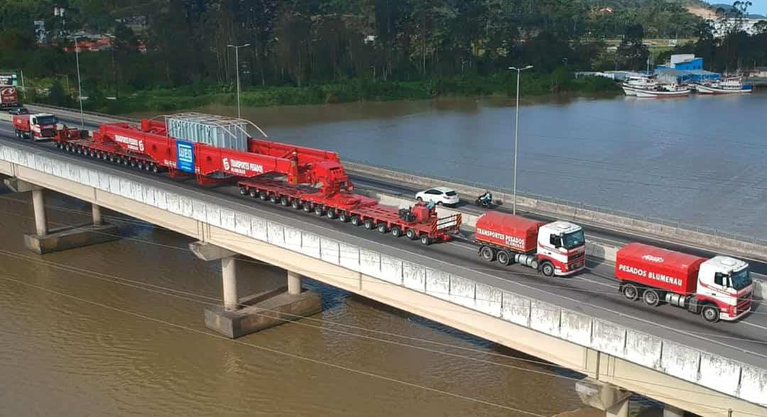 Passagem de carga superdimensionada causará lentidão nas BRs-470 e 101 nesta quarta 