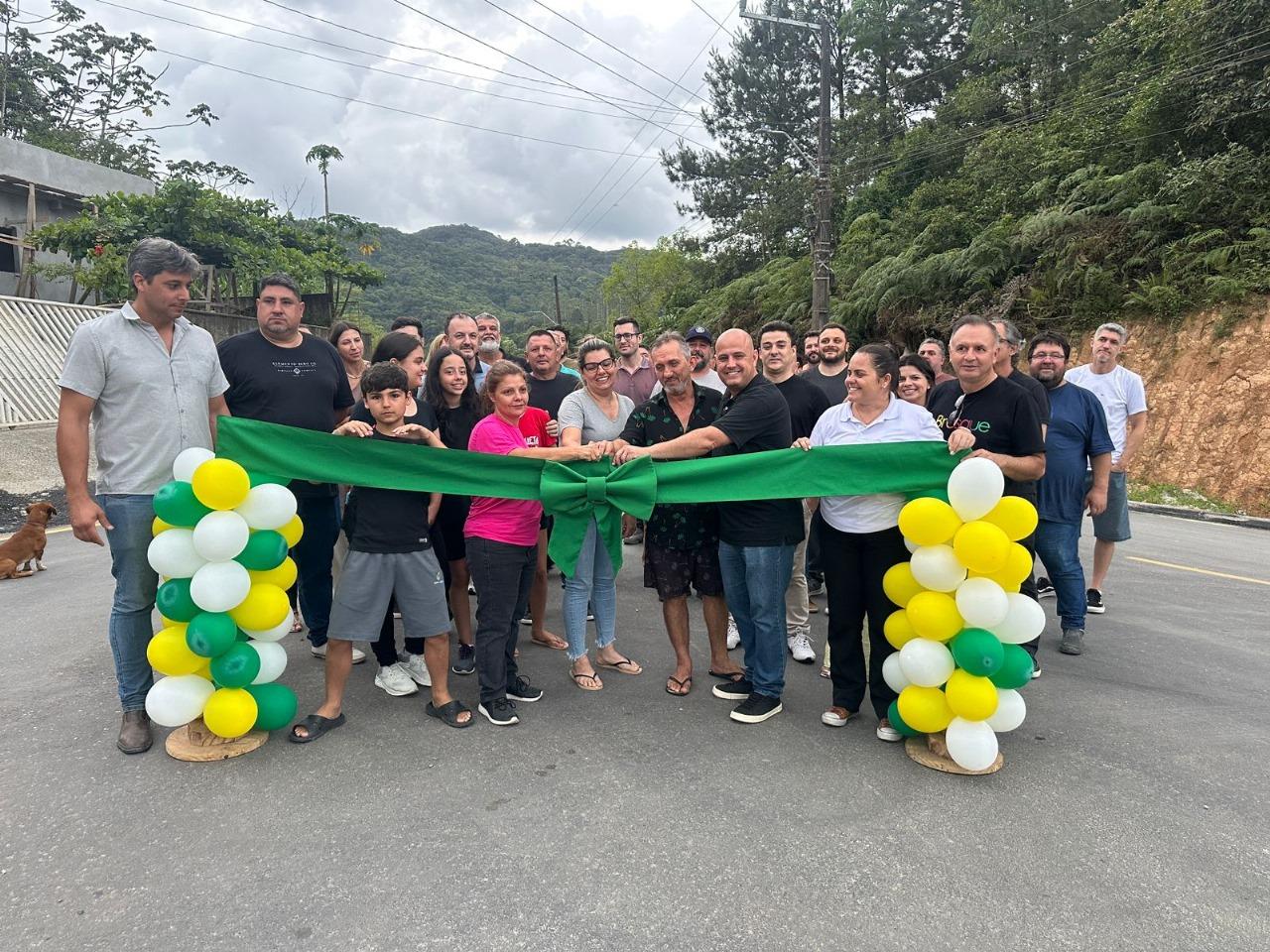 Prefeitura entrega pavimentação de duas ruas no Cedrinho pelo Programa de Pavimentação Comunitária