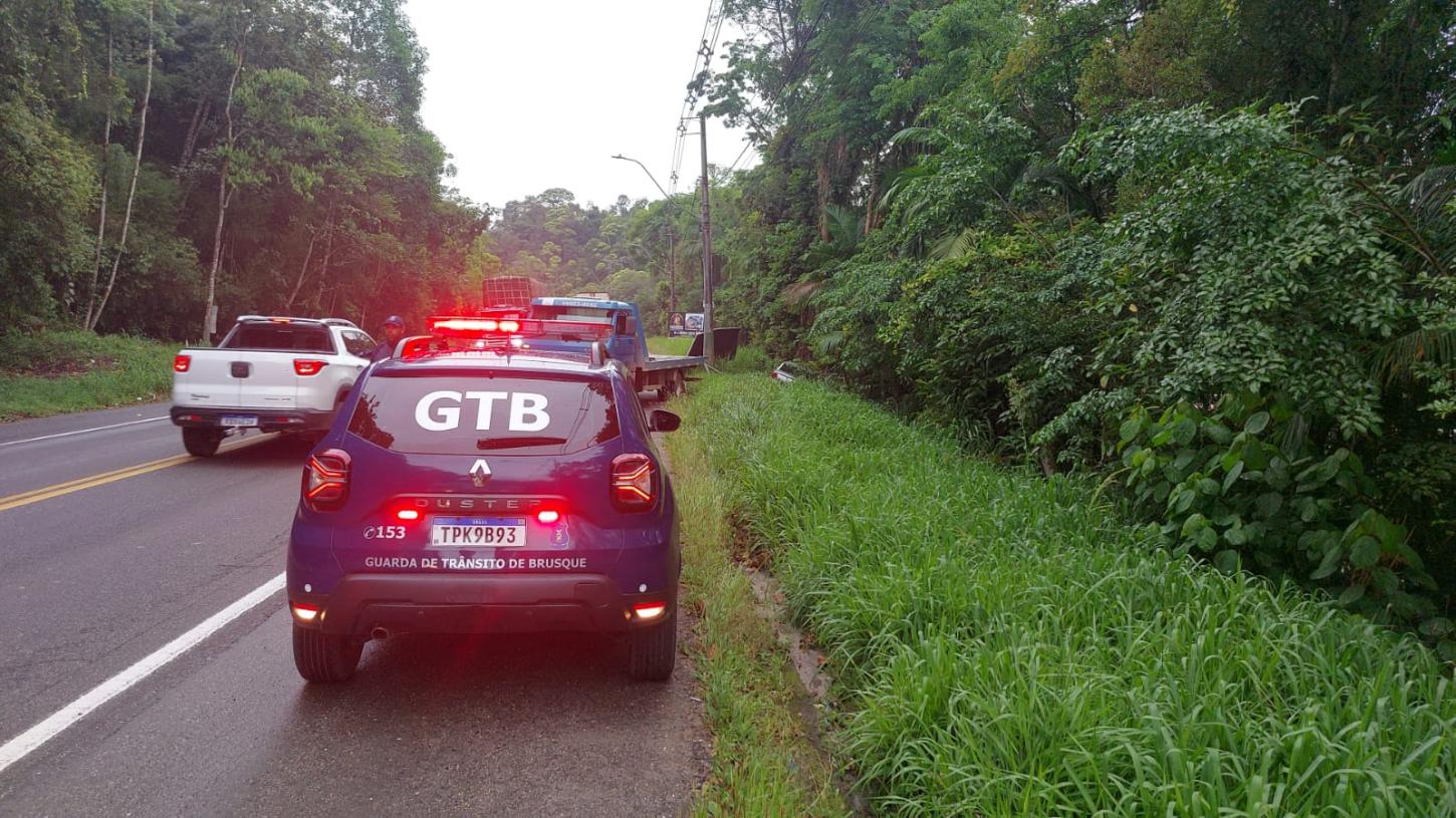 Veículo desliza em barranco na Rodovia Antônio Heil; GTB aponta falha de manutenção