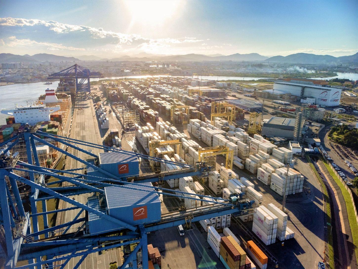 Lustre de cristal de 1 milhão de euros chega a Santa Catarina em contêiner refrigerado