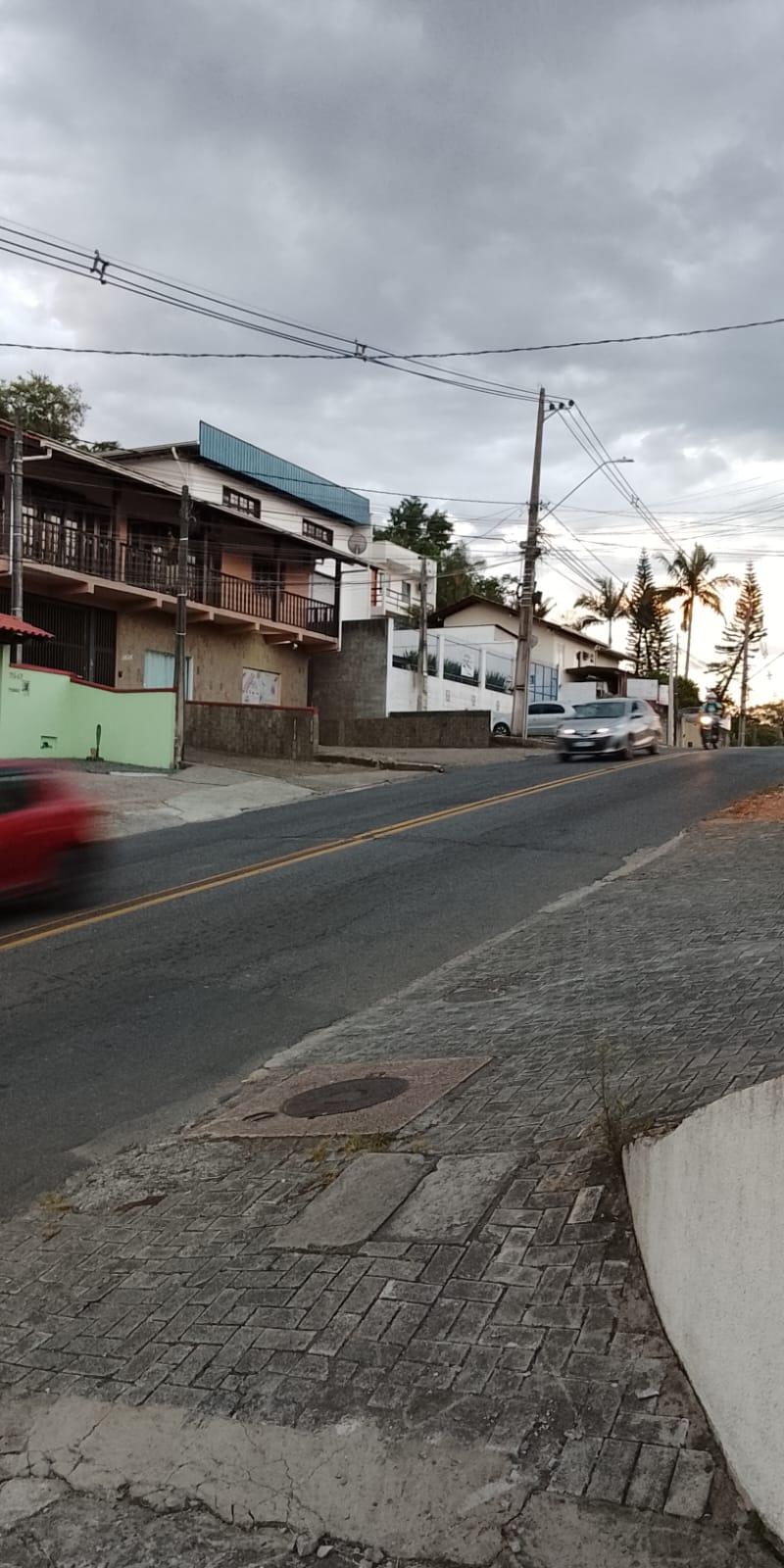 Moradores da Rua Johann Ohf denunciam abandono e cobram respostas da Secretaria de Trânsito