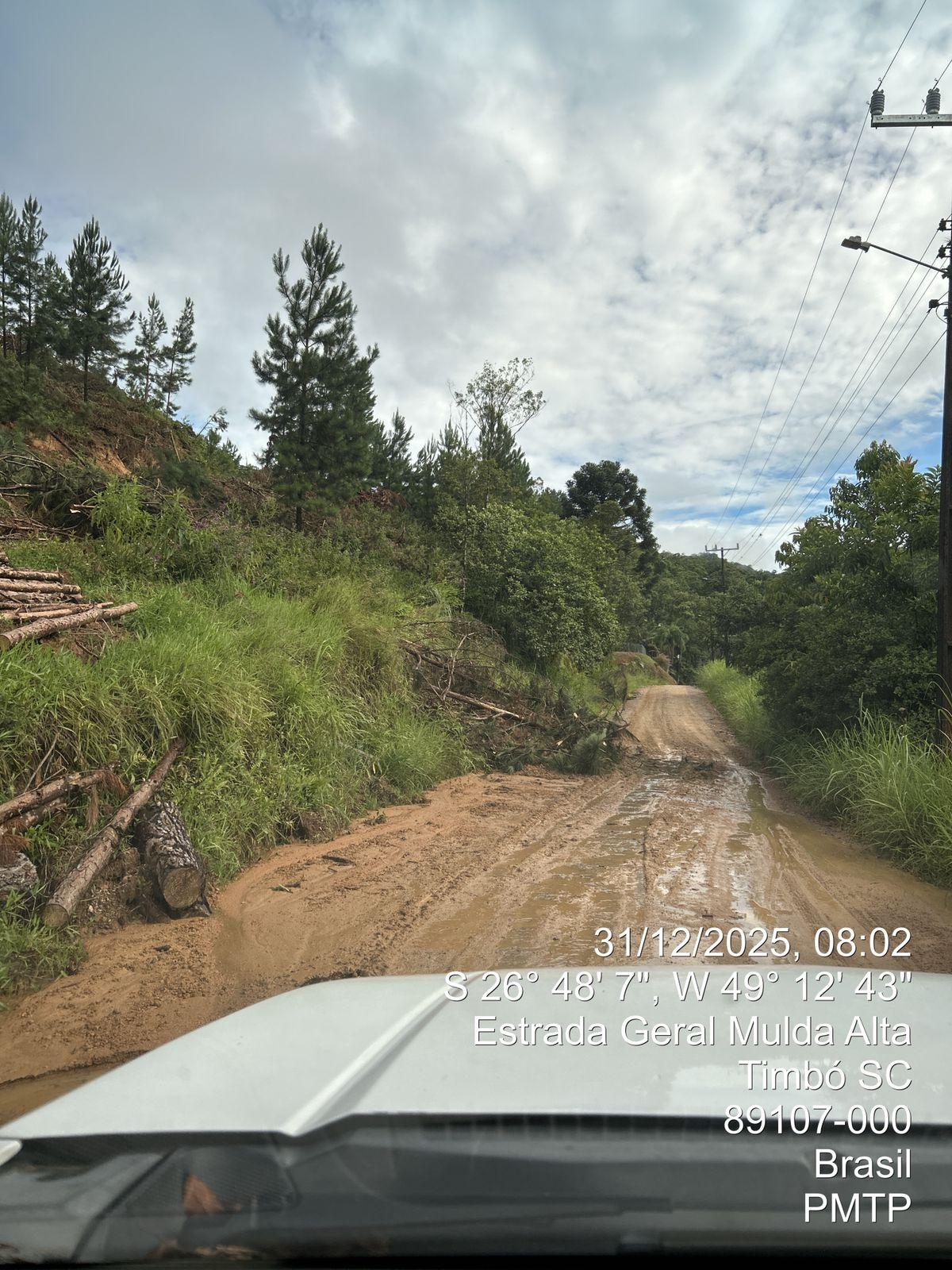 Prefeitura de Timbó atua na liberação de estradas da Mulde após fortes chuvas