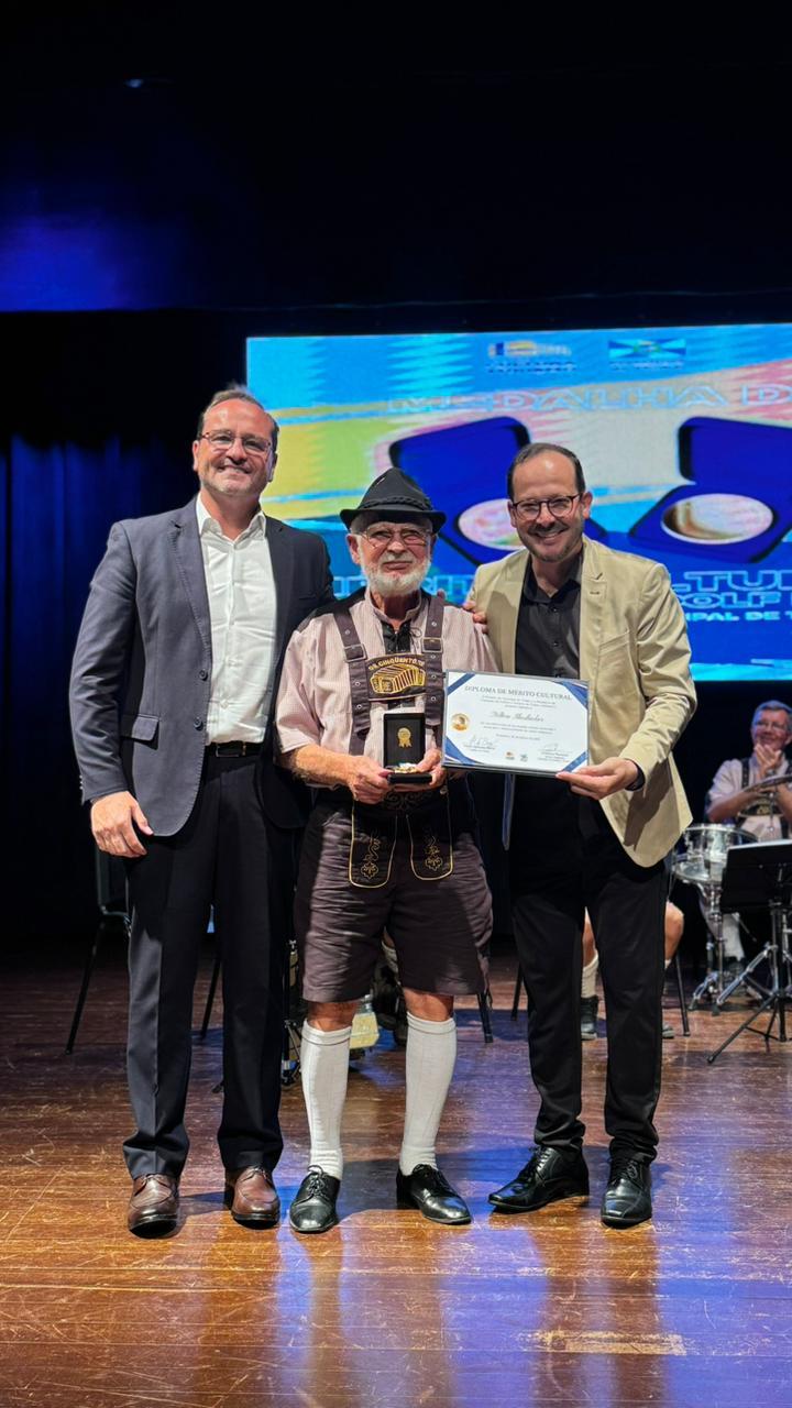Timbó entrega Medalha de Mérito Cultural Lindolf Bell a dez homenageados