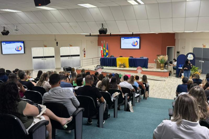 DIRETORES E SUPERVISORES ESCOLARES RECEBEM FORMAÇÃO SOBRE SISTEMA DE ENSINO E PROGRAMA DE ALFABETIZAÇÃO