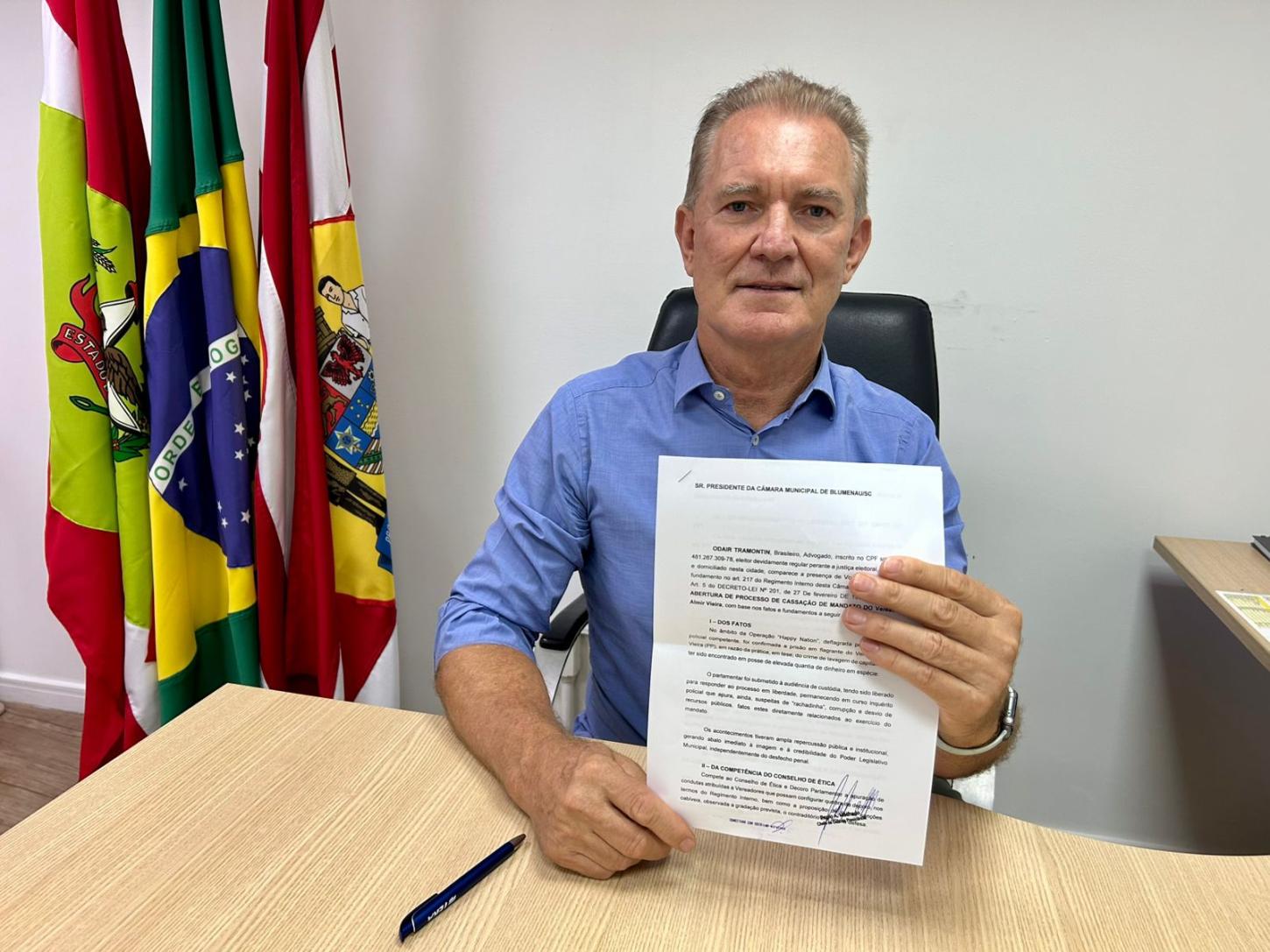 Ex-promotor Odair Tramontin protocola pedido de cassação de vereador investigado por corrupção em Blumenau